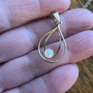 Elegant Gold Pearl Pendant Necklace